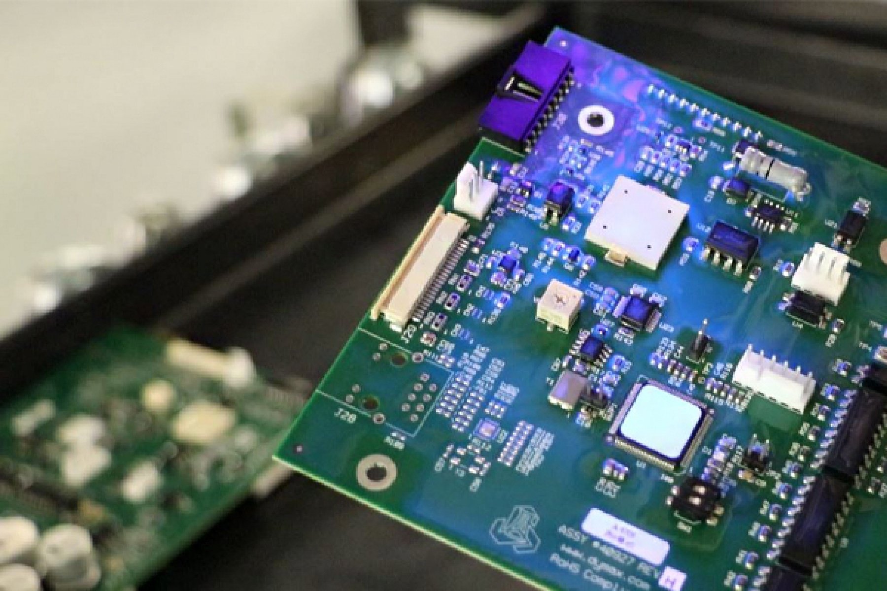 El recubrimiento conformado Dymax 9483-Z protege los componentes de una placa de circuito impreso